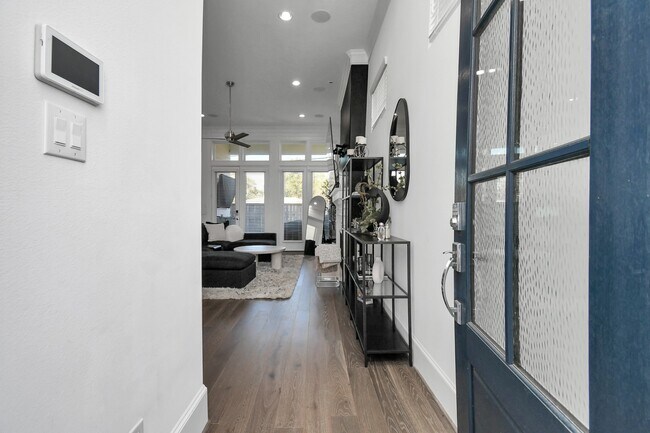 Foto del edificio - 3302 Timbergrove Heights St.