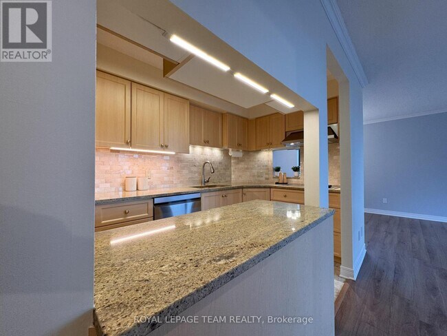 Building Photo - 470 Laurier Ave W