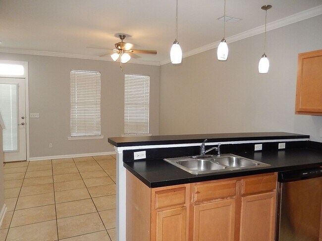 Foto del edificio - GORGEOUS 3/3 w/ Stainless Appliances, W/D, Open Floor Plan, Office, & More! $1450/month! Avail Ma...