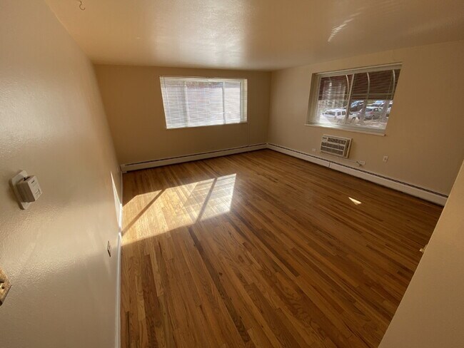 Foto del edificio - 2 Bed 1 Bath Condo in Capital Hill near Cheesman Park