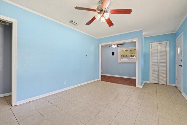 Building Photo - 701 Farnell Ln