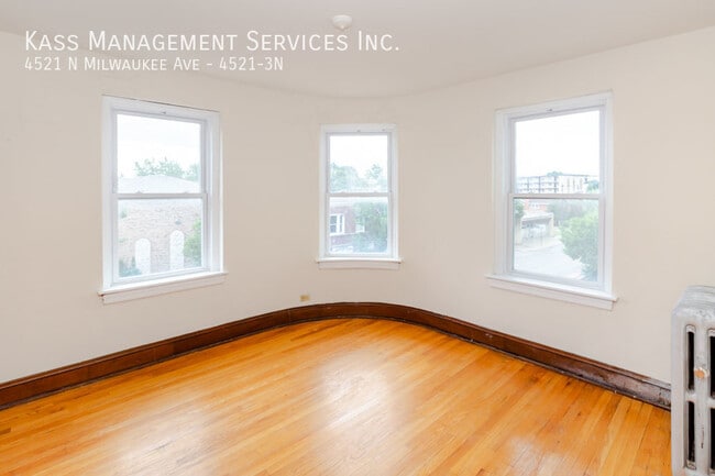 Foto del edificio - 4521 N Milwaukee Ave