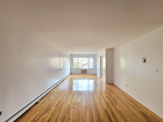 Foto principal - 3 bedroom in ASTORIA NY 11103