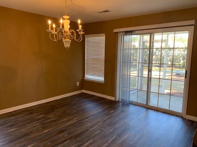 Foto del edificio - 9162 Maple Grove Dr