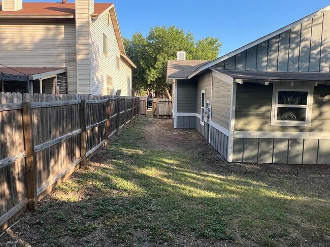 Foto del edificio - 8015 Copper Trail Dr