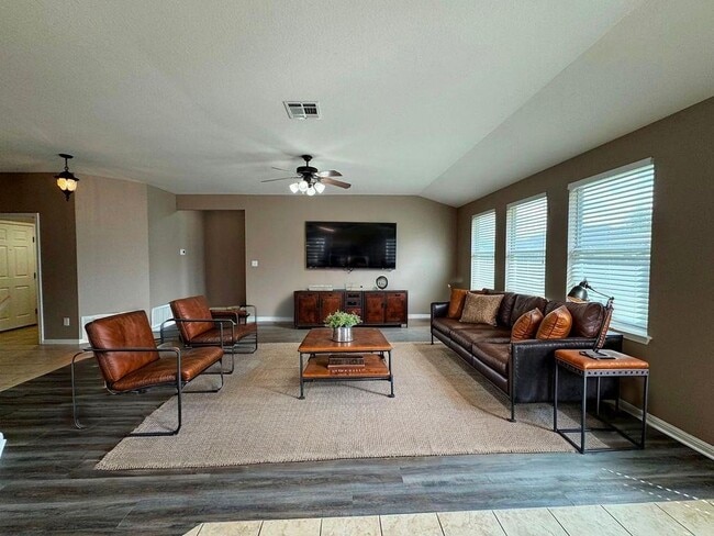 Building Photo - 3 Bed/ 2 Bath Home Available in Villages of Berry Creek!