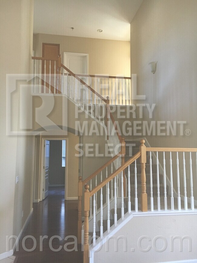 Foto del edificio - Beautiful 4 bed, 3 bath home in Roseville!
