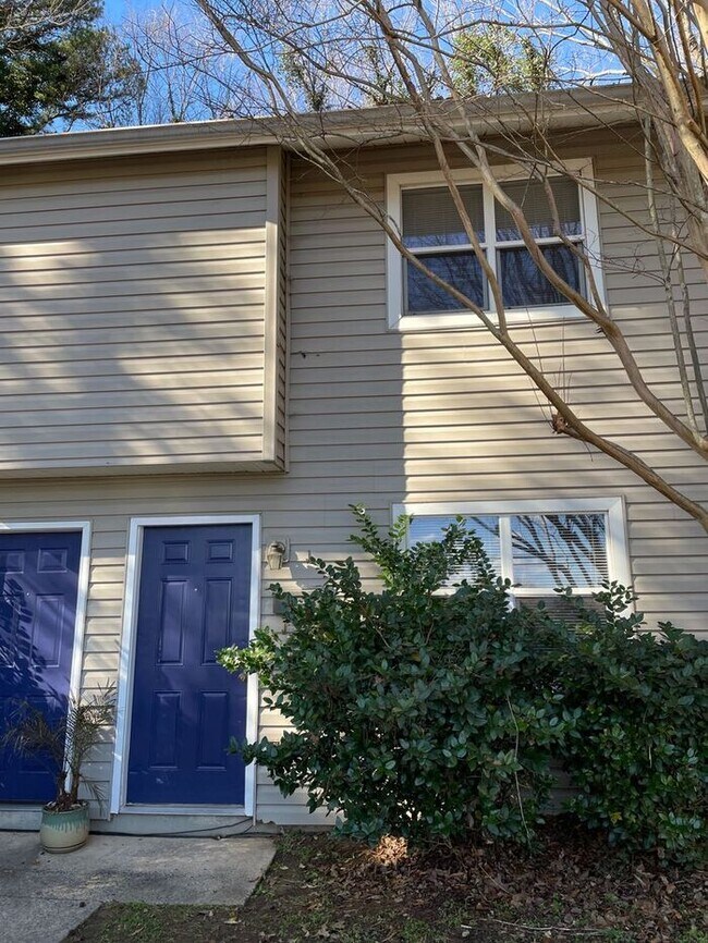Building Photo - Cotswold Area Townhome Apartment