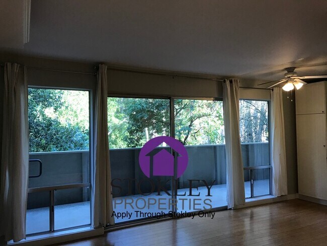 Foto del edificio - 73 Brookwood Rd