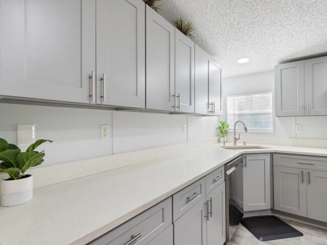 Foto del edificio - 2131 Odessa Gardens Ln