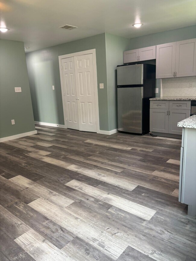 Photo - 8220 Crestview Dr House