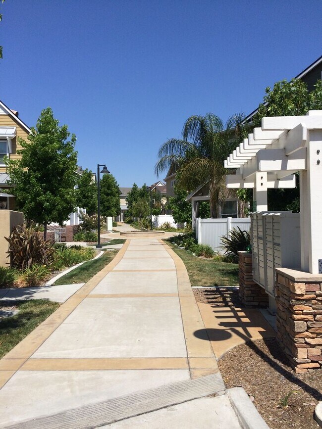 Building Photo - Spacious 2 Bedroom 2 Bath Home