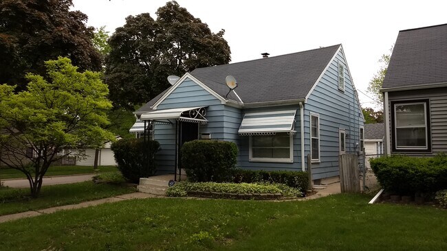 Foto del edificio - 4874 N 74th St