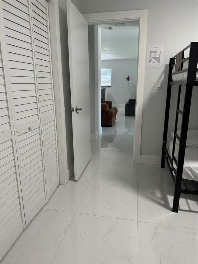 Foto del edificio - 1100 NE 17th Ct