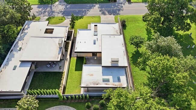 Foto del edificio - Experience contemporary luxury in this exceptional custom-built Midtown Tulsa residence, where so...