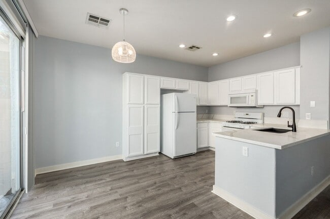 Building Photo - 3 Bedroom Townhome in Gated community The View at Black Mountain