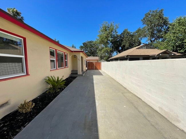 Building Photo - 3 bedroom just remodeled with tons of upgr...