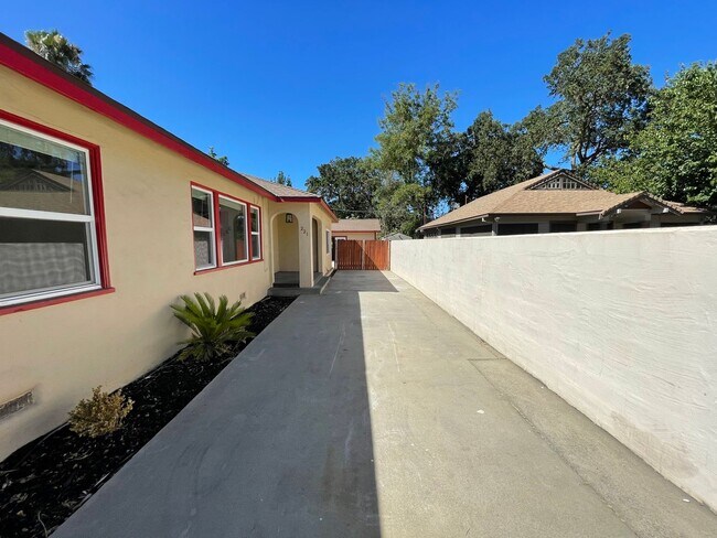 Foto del edificio - 3 bedroom just remodeled with tons of upgr...
