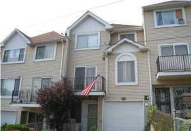Building Photo - 20 Tappen Ct