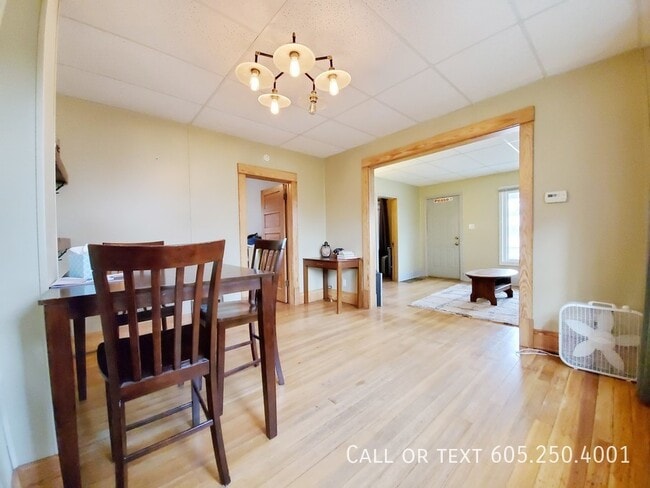 Building Photo - 2 Bed 1 Bath Home with 2 Stall Garage!
