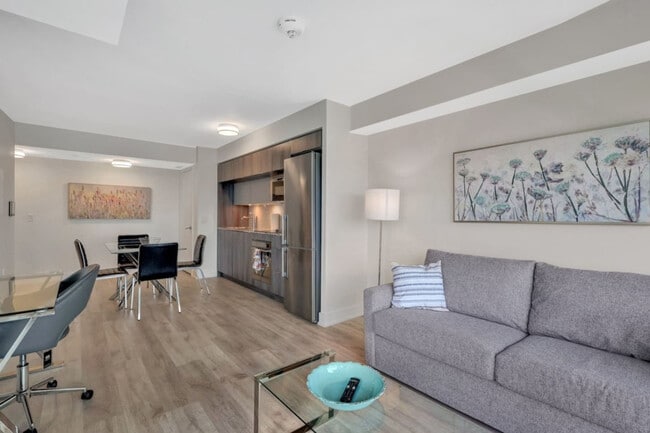 Building Photo - 585 Bloor St E