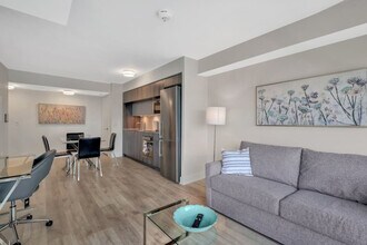 Building Photo - 585 Bloor St E