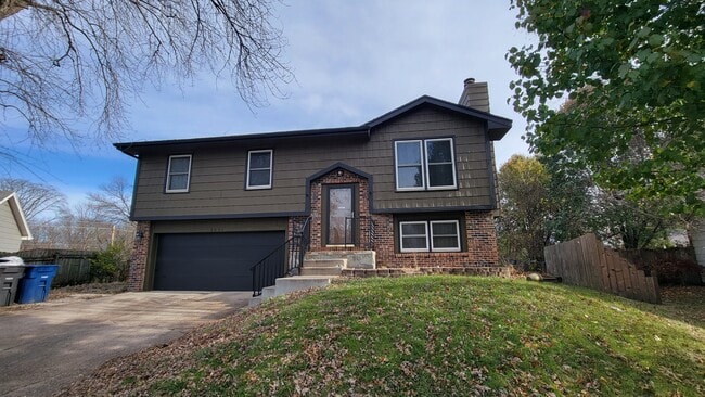 Building Photo - 2004 E Hughes Ave