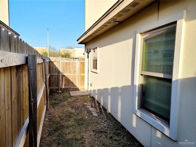 Building Photo - 2108 Russell Rd