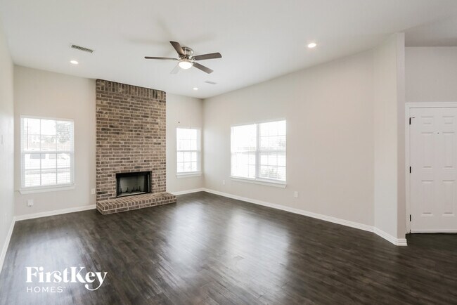 Building Photo - 1633 Mockingbird Ln
