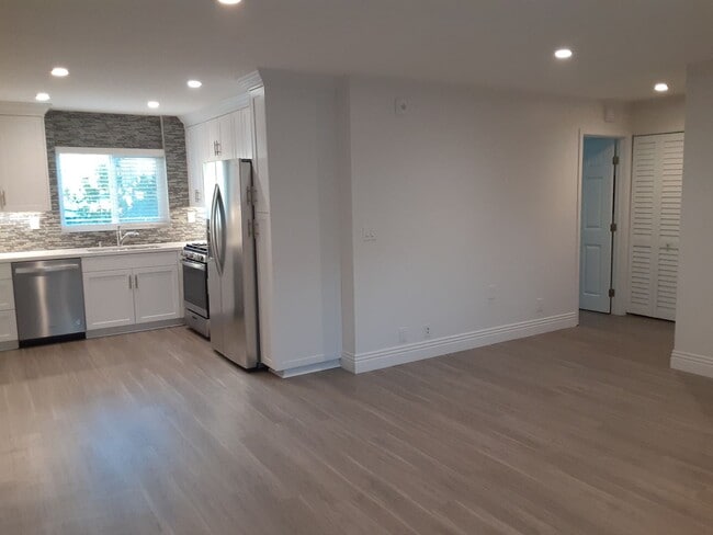 Interior Photo - 3550 Park