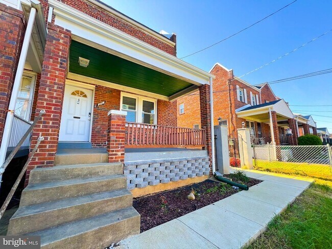 Building Photo - 3941 Blaine St NE