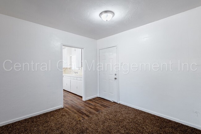 Building Photo - 3 Bedroom/2 Bath Home - $1695 per Month!