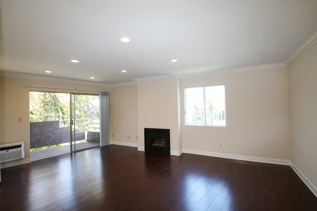 Building Photo - 15040 Moorpark St