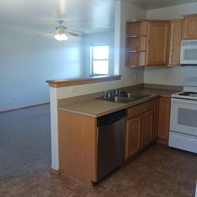 Building Photo - 805 E Riggs St