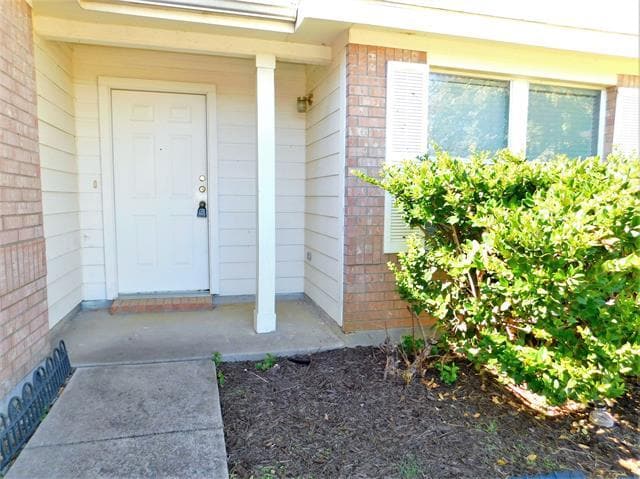 Building Photo - 2408 Rolling Ridge Dr