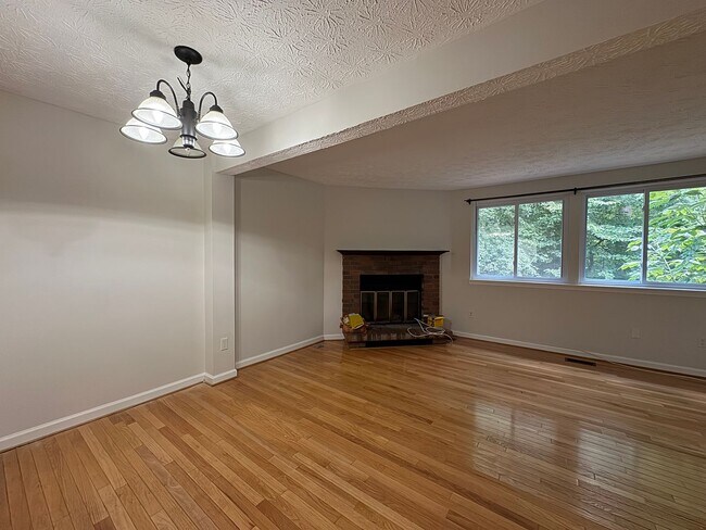 Foto del edificio - Charming 2 Bed 2 Bath Home Within Convenient Newington Commons Community