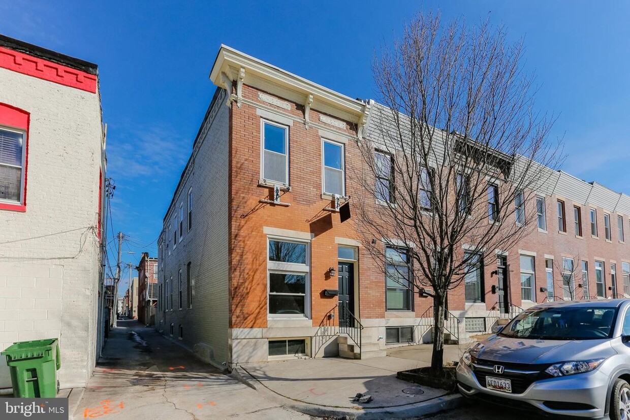 Primary Photo - Must-see Three-Bedroom End-of-Group Home -...