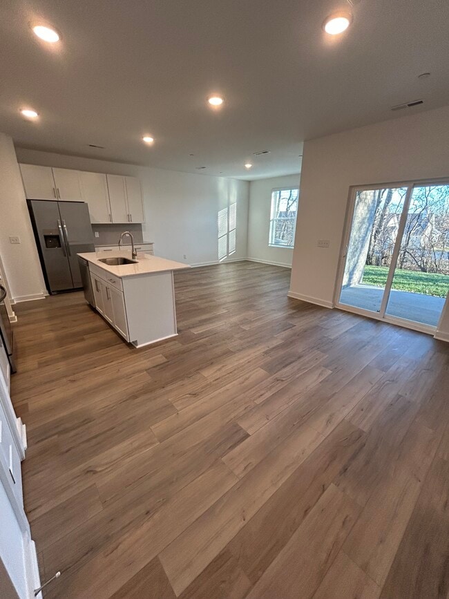 Building Photo - 700 Dreamers Private Ln