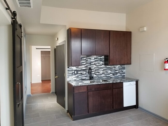 Kitchen - 2511 W North Ave