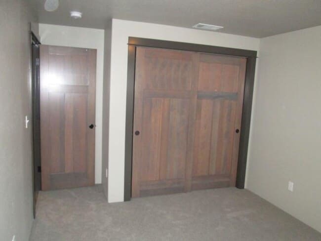 Building Photo - 3BED2BATH - YARD, GARAGE, LAUNDRY HOOKUPS