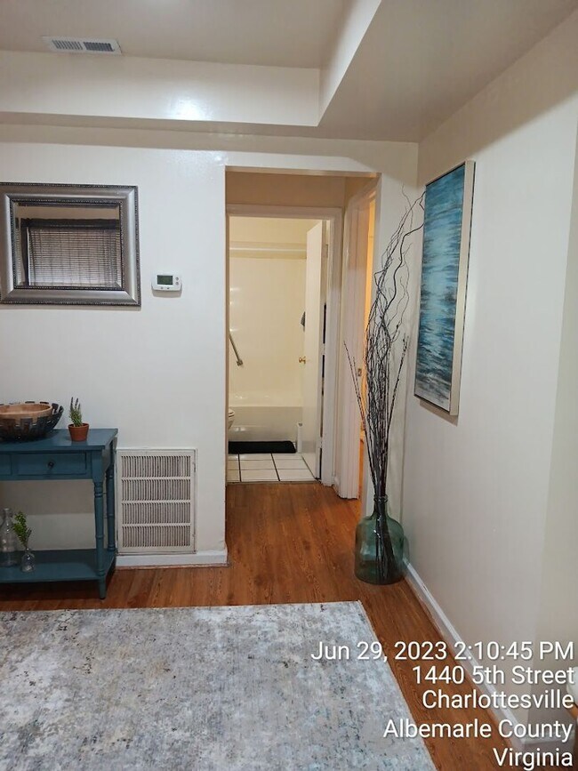 Building Photo - Fully Furnished 1 bedroom / Garden Apartment / Utilities included Travel Nurse Special