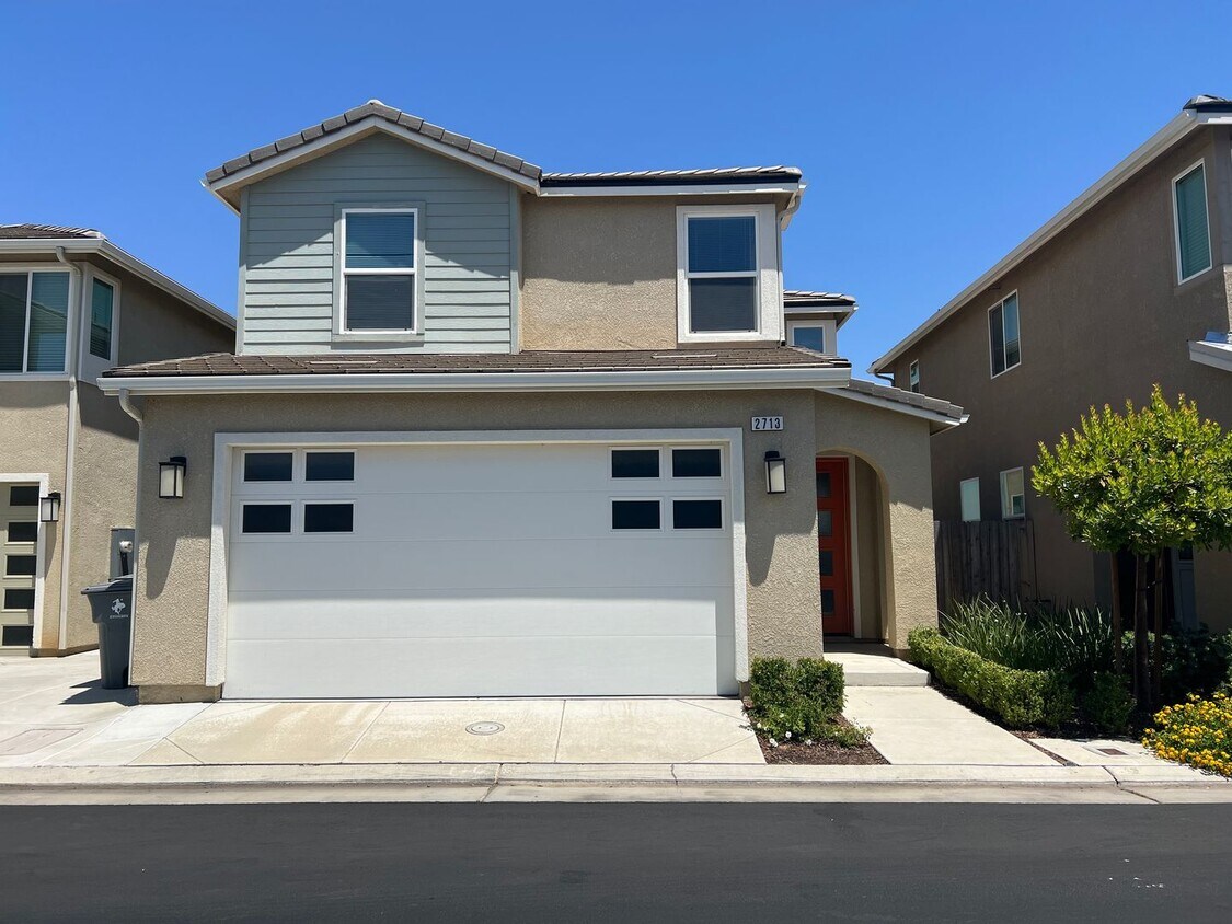 Foto principal - modern 3-bedroom, 2.5-bathroom home locate...