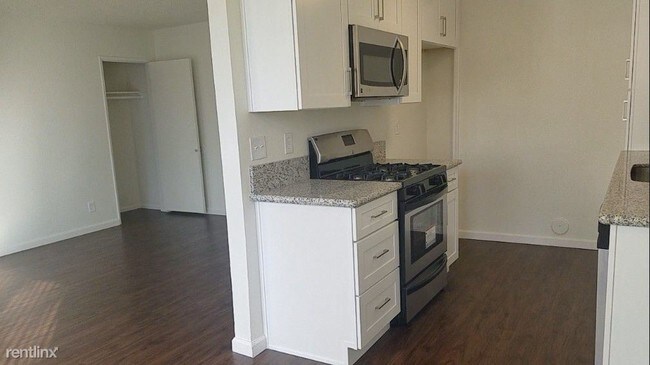 Foto del edificio - 2 br, 1 bath  - 9930 De Soto Ave