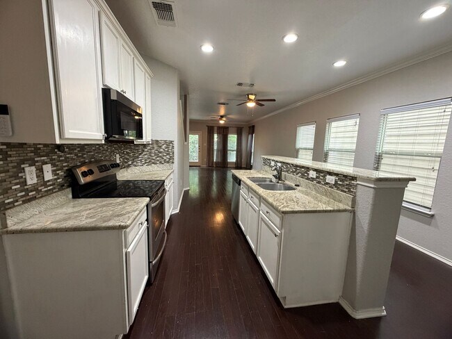 Foto del edificio - Spacious 3 Bedroom/2.5 Bath Home