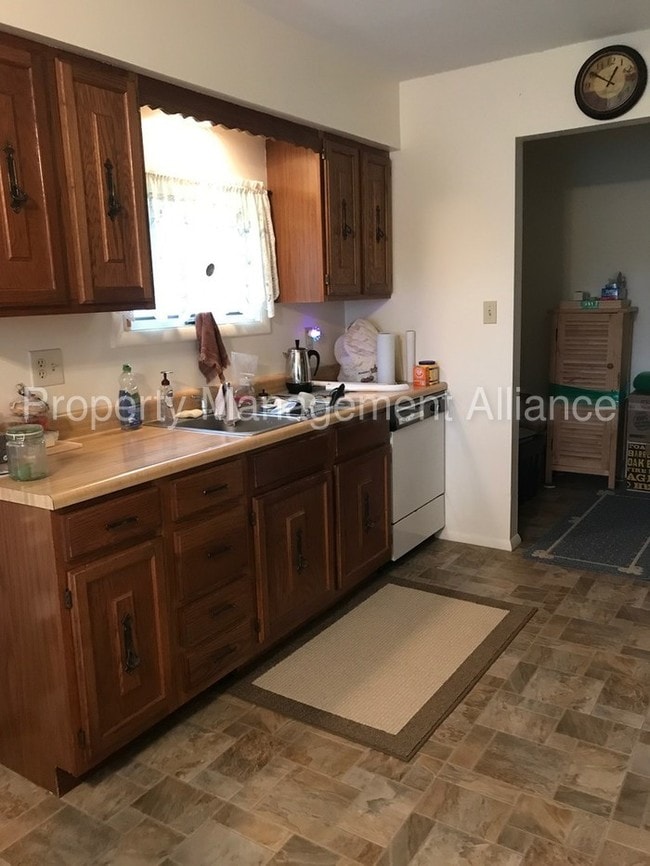 Building Photo - Serene Unit Minutes From Utica