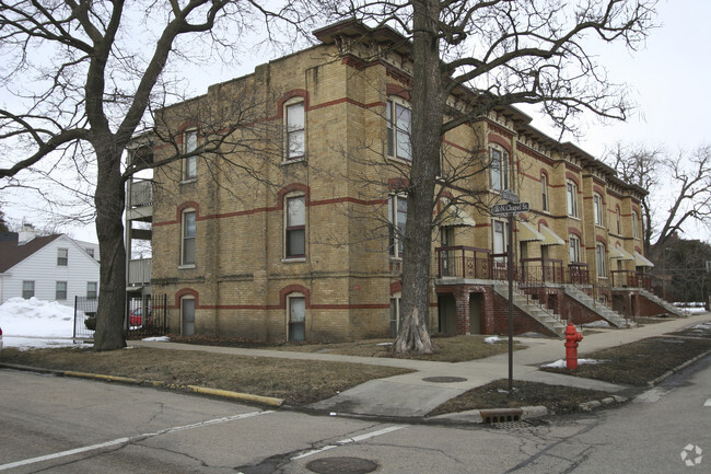 Building Photo - 350 E Chicago St