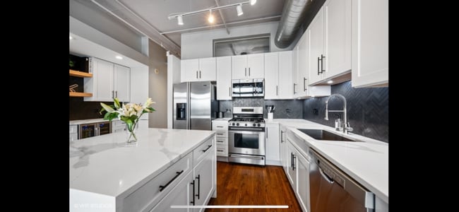 Building Photo - 933 W Van Buren St