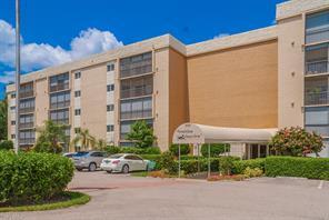 Foto del edificio - 555 Park Shore Dr