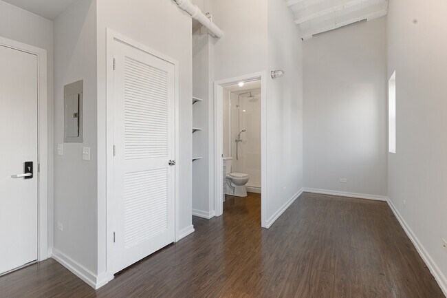 Building Photo - 5718 N Winthrop Ave