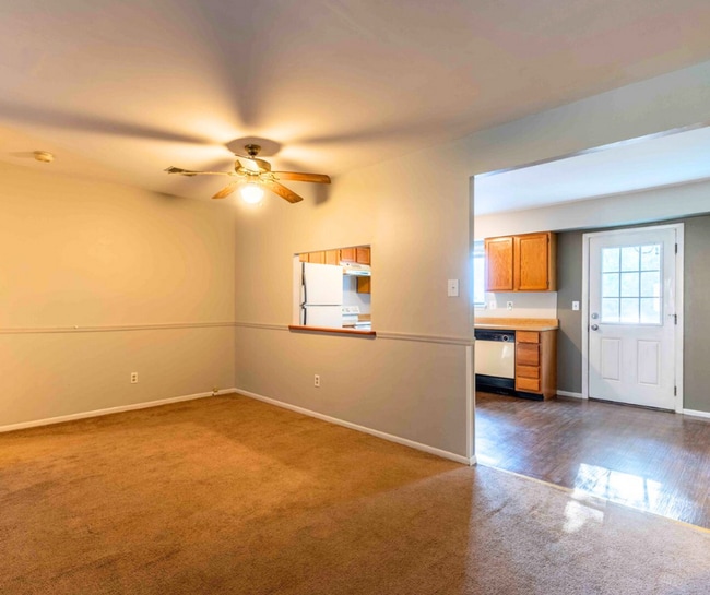 Building Photo - 3 Bedroom 2 Bathroom Townhome - Great Vall...